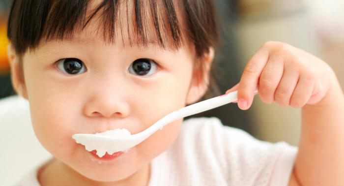 Kinder ernähren sich durch milch