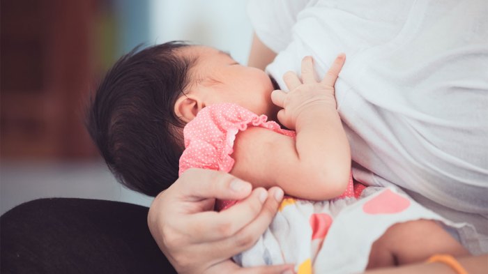 Kinder ernähren sich durch milch